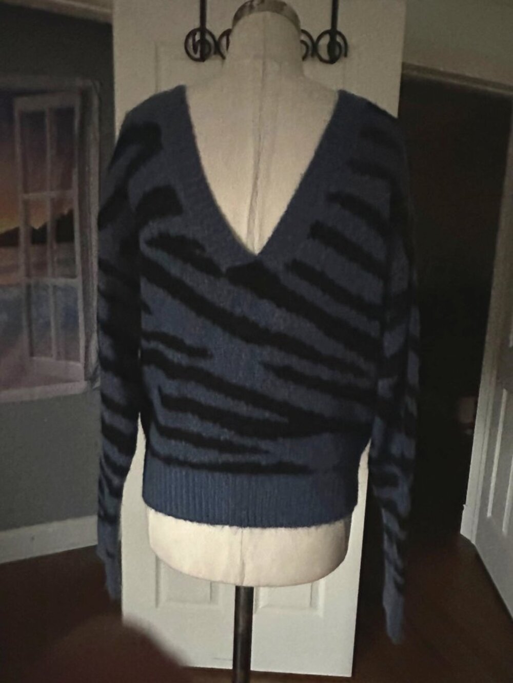 Victoria's Secret Pink Long Sleeve w/Low V Back, Blue/Black animal print, Knit S